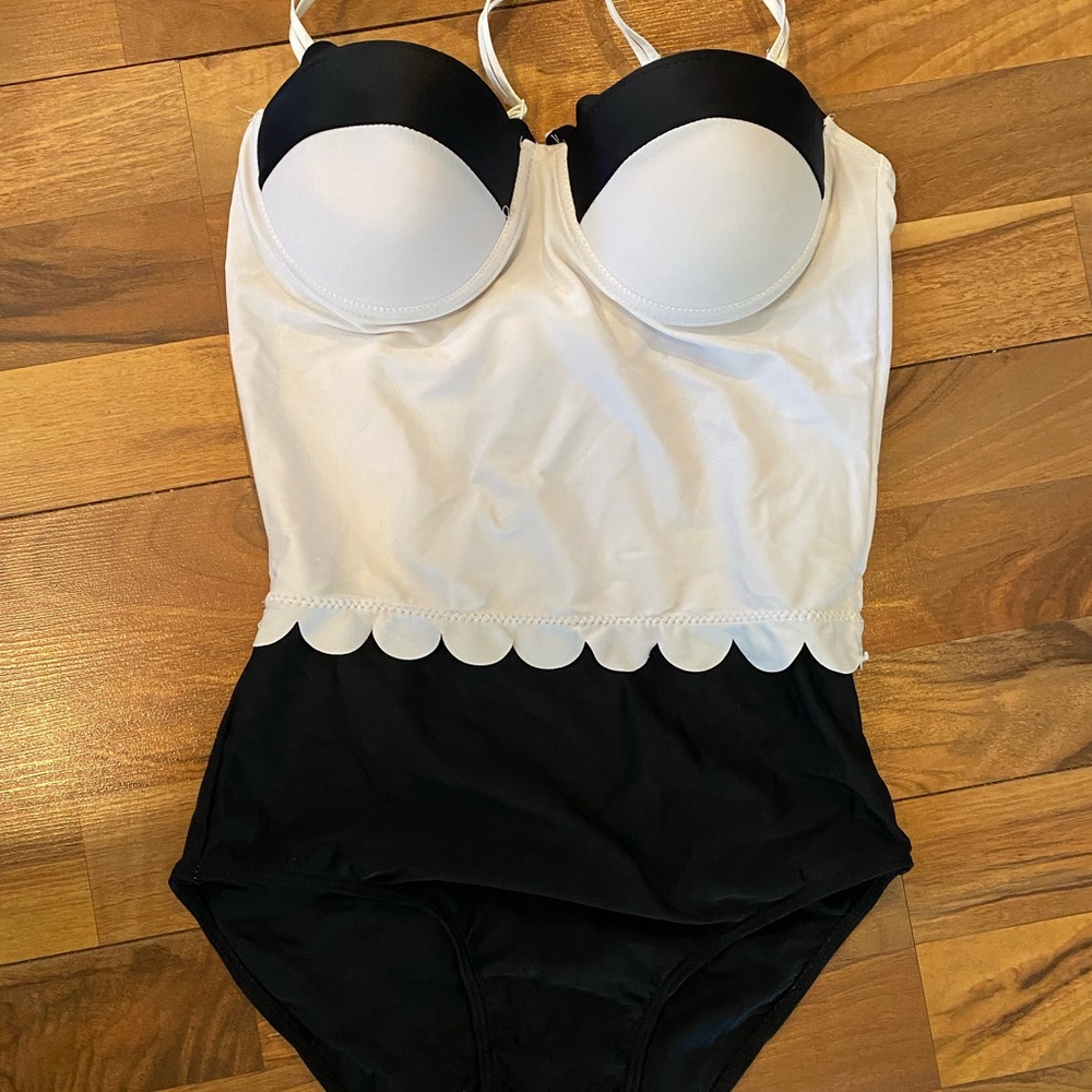 Womens black/white one piece swimsuit, adjustable/removable straps. Size small